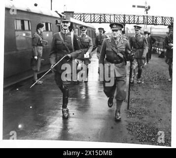 KÖNIG HAAKON BESUCHT NORWEGISCHE TRUPPEN – König Haakon mit Lieut-General A.F.A.N. Thorne, GOC-in-C., Scottish Command British Army Stockfoto