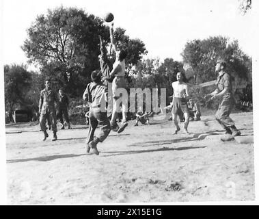 ITALIEN : FÜNFTE ARMEE ANZIO BRÜCKENKOPF : VERSCHIEDENE - Vorfälle während eines Basketballspiels zwischen britischen und amerikanischen Soldaten British Army Stockfoto