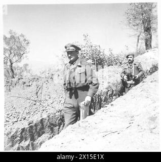 5. ARMEE: 78 DIVISION COMMANDER AT WORK - Major General Keightley stürzt einen Graben der britischen Armee Stockfoto