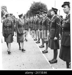 D.A.T.S. UNTER IHREN ATS - Chief Controller J. Knox, CBE, DATS, inspiziert ATS auf der Parade der Britischen Armee Stockfoto