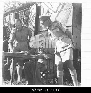 PREMIERMINISTER BESUCHT DIE ACHTE ARMEE - General Leese erklärt dem Premierminister mit Hilfe von Karten die Kampfsituation. Auf der rechten Seite befindet sich General Alexander British Army Stockfoto