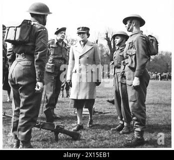 BESUCH DER KÖNIGLICHEN PRINZESSIN IN EINEM BATAILLON DES FLACHLANDREGIMENTS - INSPEKTION DER TRUPPEN, BRITISCHE ARMEE Stockfoto