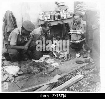 ACHTE ARMEE: BRÜCKENKOPF ÜBER DIE ARNO-RSM der BANDS, die Post sortieren, die an die britischen Truppen geschickt werden soll Stockfoto