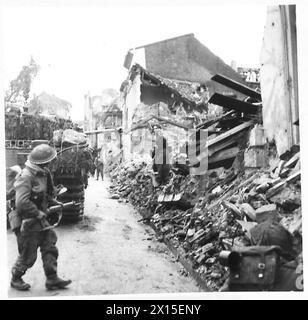 BRITISCHE PANZER IN NW EUROPE 1944-45 – Ein deutscher Soldat kapituliert in den Ruinen von Cleve, Deutschland, 14. Februar 1945 an Churchill-Panzer der 6. Guards Panzerbrigade und Infanterie der 2. Gordon Highlanders der 15. Schottischen Division Stockfoto