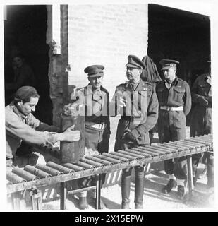 8. ARMEE: LEBENSBLUT EINER ARMEE - Feldmarschall Alexander, begleitet von Offizieren der 311 Bulk Benzinversorgungsabteilung, macht eine Inspektion der Benzinanlage in der Falconara Marittima British Army Stockfoto