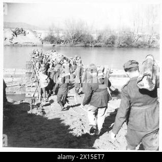 ITALIEN: FÜNFTE ARMYCROSSING DES GARIGLIANO RIVER – italienische Soldaten, die mit den Alliierten kämpfen, laden Vorräte und Munition auf das Panzerfloß, um zur britischen Armee der Nordbank zu gelangen Stockfoto