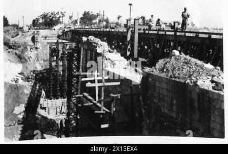 ITALIEN: ACHTE ARMEE: EISENBAHNREKONSTRUKTIONEN - Sappers arbeiten an der Melfa-Brücke British Army Stockfoto