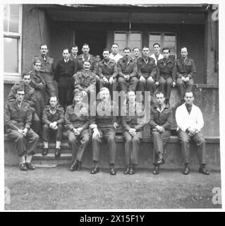 Der Oberbefehlshaber besucht das Hauptquartier des Korps 30 und trifft sich mit Generalleutnant Horrocks, Offizieren und Unteroffizieren der Britischen Rheinarmee, um die Operationen und die Aktivitäten des Hauptquartiers zu beobachten. Stockfoto