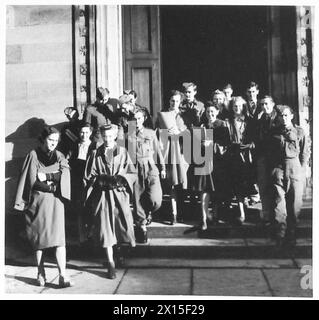 Polnische und britische Studenten der 1. Polnischen Schützenbrigade verlassen die Universität St. Andrews nach Vorlesungen, während sie in der polnischen Armee im Westen dienten. Stockfoto