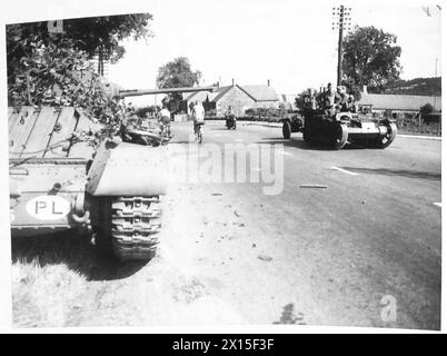 Truppen des 2. Bataillons, 1. Panzerregiment, 1. Polnisches Korps, tarnen Mark III. Valentine-Panzer mit Laub am Straßenrand während einer Anti-Invasion-Übung in Dundee, Schottland. Stockfoto