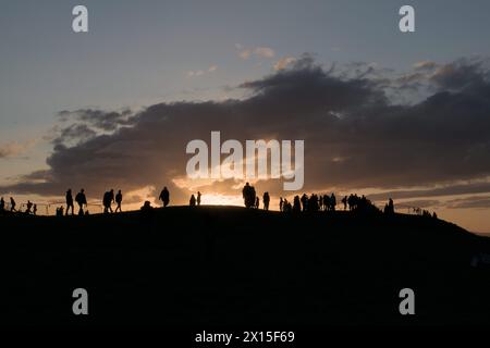 Menschen genießen den Sonnenuntergang kurz vor dem Beltane Fire Festival Stockfoto