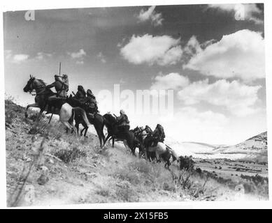 DIE ARABISCHE LEGION IN TRANSJORDANIA – Kavallerie der Legion, die typische britische Armee in Hügelland aushandelt Stockfoto