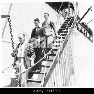 'FUNKEN' 'CHIPPY' UND 'VIERTER' SCHRITT AN LAND - Pässe sicher in ihren Taschen verstaut verlassen die Männer das Schiff British Army Stockfoto