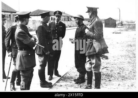 DER DUKE OF KENT INSPIZIERT VERTEIDIGUNGSANLAGEN - er geht zu Offizieren während seiner Inspektionsreise der British Army Stockfoto