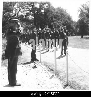 LORD MAYOR OF LONDON ÜBERREICHT BUGGLOCKENFRAGMENTE Einer LONDONER DIVISION - der Lord Mayor feiert den Gruß am marsch eines Bataillons der Royal Fusiliers, British Army Stockfoto