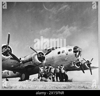 KÜSTENFESTUNGEN BEDECKEN WEITE TEILE DES ATLANTIKS. - 11099 Bild (1943) zeigt - nach dem Angriff spricht die Besatzung einer Festung über die Operation Royal Air Force Stockfoto