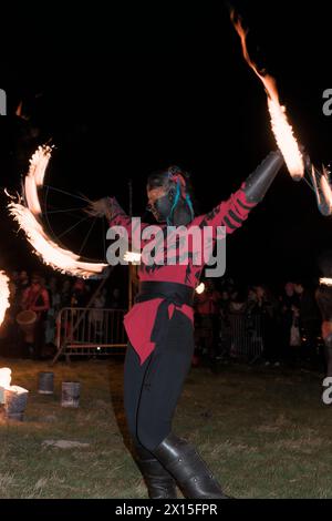 Feuertänzerin tritt beim Beltane Fire Festival auf Stockfoto