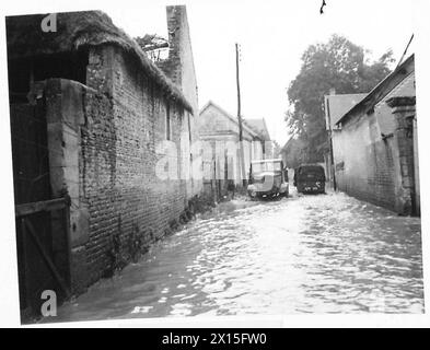 ÜBERFLUTETE STRASSEN IN DER NORMANDIE - Fahrzeuge, die durch die Fluten British Army fahren, 21st Army Group Stockfoto