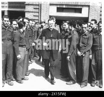 APOSTOLISCHE DELEGIERTE IN GROSSBRITANNIEN BESUCHEN ITALIENISCHE GEFANGENE – der Erzbischof geht unter den Gefangenen der britischen Armee Stockfoto