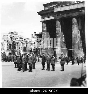 Feldmarschall Montgomery und russische Generäle grüßen am Brandenburger Tor während einer Einführungszeremonie unter der Aufsicht der britischen Armee und der 21. Armeegruppe. Stockfoto