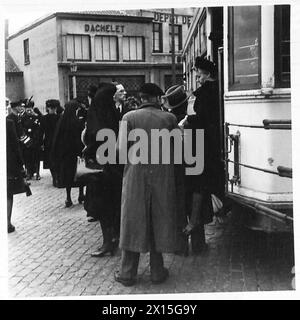 ZEREMONIELLE BEERDIGUNG DER BRÜSSELER POLIZEI, ERSCHOSSEN VON DEN DEUTSCHEN - die Familien wurden mit der Straßenbahn zum Friedhof der britischen Armee, 21. Armeegruppe transportiert Stockfoto