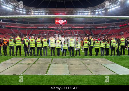 Sicherheitskräfte bewachen den Rasen und die Fußballtore nach dem Spiel BAYER 04 LEVERKUSEN - SV WERDER BREMEN 5-0 am 14. April 2024 in Leverkusen. Saison 2023/2024, 1.Bundesliga, Spieltag 29, 29.Spieltag Fotograf: ddp-Bilder / STAR-Bilder - DFL-VORSCHRIFTEN VERBIETEN JEDE VERWENDUNG VON FOTOGRAFIEN als BILDSEQUENZEN und/oder QUASI-VIDEO - Stockfoto