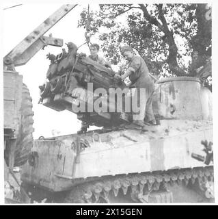 ITALIEN: ACHTE ARMEE: REME-SERIE – Ein Sherman, der in N.A.8863/4 zu sehen ist, hat seinen 450 PS starken Doppelbank-Dieselmotor entfernt von der britischen Armee Stockfoto