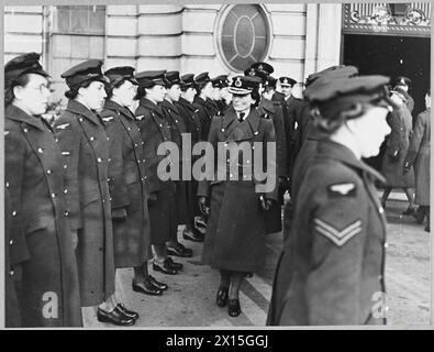 DUCHESS OF GLOUCESTER IM FLUGBESATZUNGSZENTRUM - Air Chief Commandant H.R.H. die Duchess of Gloucester besucht ein Flugbesatzungsdepot in London. Das Bild (ausgestellt 1944) zeigt: Die Herzogin von Gloucester inspiziert W.A.A.F. im Depot der Royal Air Force Stockfoto