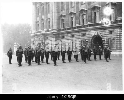 DIE WACHE DES BUCKINGHAM PALACE IN KHAKI - die 'Alte Garde' wartet auf Erleichterung, britische Armee Stockfoto