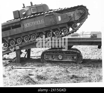 PANZER UND RAUPENTRANSPORTER - Churchill-Panzer wird auf einen Panzertransporter geladen, britische Armee Stockfoto