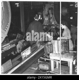Im Tanklager Base Benzin in Neath werden einfache Zinnbleche gestanzt und gebogen, um zwei Seiten für Benzinkanister zu bilden. Stockfoto
