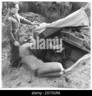 FÜNFTE ARMEE : ANZIO BRÜCKENKOPF 'BETTER 'OLES' AUF DEM ANZIO BRÜCKENKOPF - CPL. T. Bamber von 13 Gregory Avenue, Bolton, Lancs, hebt eine Seite seines Biwaks, um seinem Freund L/CPL zu zeigen. E.J. Hicks of Ixworth, nahe Bury-St. Edmunds, Suffolk, sitzt drinnen. Das Zelt wird errichtet und der Boden und die Seiten des Lochs sind mit Sackungen ausgekleidet. Holzstücke über einem Ende dienen dem doppelten Zweck eines Regals für den Bausatz und einer zusätzlichen Abdeckung gegen Muschelfragmente für ihre Kopf- und Schultern der British Army Stockfoto