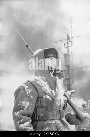 BRITISCHE MARINEAKTIVITÄTEN IM WINTER. 20. JANUAR 1942: ROSYTH, ZERSTÖRER IM HAFEN UNTER ARKTISCHEN BEDINGUNGEN. - Die schneebedeckte Gangway-Wache Stockfoto