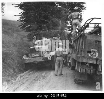 ACHTE ARMEE: REGEN VERLANGSAMT VORRÜCKEN - die Spuren, über die die Südafrikaner jetzt vorrücken, sind sehr schmal und halten immer noch von den schweren Regenfällen ab. Wenn schwere Fahrzeuge auf diesen Gleisen vorbeifahren, ist ein sorgfältiges und geschicktes Fahren erforderlich Stockfoto