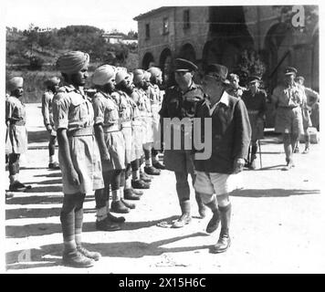 STAATSSEKRETÄR FÜR INDIEN BESUCHT DIE 10. INDISCHE DIVISION - Mr. Amery begleitet von Major C.A. Magness, O.C. 10. BTN. Coy, R.A.S.C., Inspektion der R.A.S.C.-Männer, British Army Stockfoto