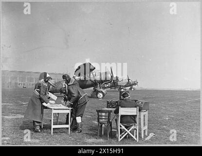 EYES OF THE ARMY - die Royal Canadian Air Force Army Cooperation Squadron fungiert als „Eyes of the Army“. Die Kamera ist die Hauptwaffe des Lysander der Geschwader, um feindliche Bewegungen und Bodenverteidigungen zu fotografieren. Piloten einer kanadischen Armee-Kooperationsgeschwader, die während eines Übungsmanövers unterrichtet werden. Das Funkgerät auf der rechten Seite spielt eine wichtige Rolle bei der Zusammenarbeit mit der Armee. Die Lysander-Flugzeuge sind für den Start der Royal Air Force vorbereitet Stockfoto