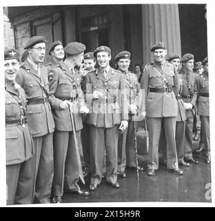 BRITISCHE 6. LUFTLANDEDIVISION: EINSETZUNG - General Bols, DSO., mit Brigadier S.J.L. Hill, DSO.,MC. Und anderen, die die britische Armee erhielten Stockfoto