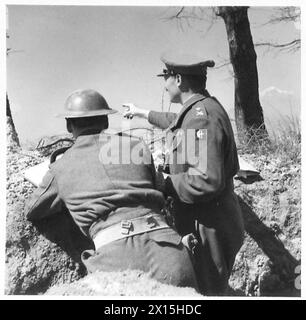 5. ARMEE: 78 DIVISION COMMANDER AT WORK - Major General Keightley und ein Stabsoffizier in einem vorderen OP mit Blick auf Cassino und das feindliche Territorium der British Army Stockfoto