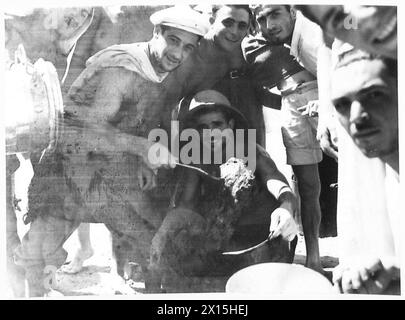 GEFANGENER ITALIENISCHER GENERAL - Gefangene, die die Mittagsmahlzeit der britischen Armee vorbereiten Stockfoto