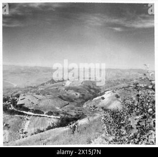 ACHTE ARMEE : VERSCHIEDENE - (SCHLIESSEN SIE SICH AN) die Ansicht der Deutschen, die die gotische Linie und das Land verteidigten, um das die 46 (br) Division kämpfte. Fotos von Belvedere Foglience, mit Blick nach Süden. Der Fluss Foglia und die Hauptstraße Ost nach Pesaro verlaufen durch das Tal der British Army Stockfoto