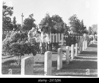 Die Beerdigung von vier britischen Armeeoffizieren, darunter Generalmajor V. V. Pope, Brigadier R. E. Russell, Brigadier E. S. Unwin und Captain G.R. Amery, fand auf dem britischen Friedhof in Old Cairo statt Stockfoto