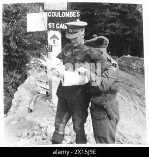 MILITÄRPOLIZEI IN FRANKREICH - L/CPL. Lang von Castle Douglas, von der CMP gibt L/CPL. McFarlane vom 1. Bataillon der Highland Light Infantry of Glasgow, eine Kartenreferenz auf der Cully Road, Normandie British Army, 21st Army Group Stockfoto