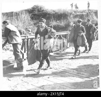 ITALIEN: FÜNFTE ARMYCROSSING DES GARIGLIANO RIVER – italienische Soldaten, die mit den Alliierten kämpfen, laden Vorräte und Munition auf das Panzerfloß, um zur britischen Armee der Nordbank zu gelangen Stockfoto