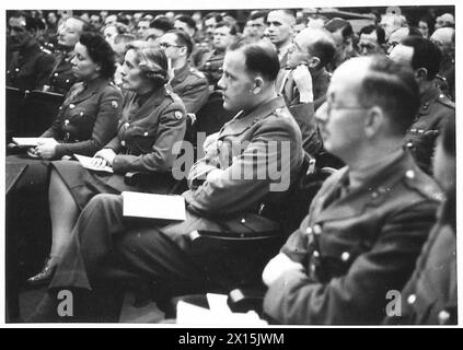 ARMY BUREAU OF CURRENT AFFAIRS – der Direktor für Army Education, J.B. Bickersteth (in Zivilkleidung) sitzt im Chatham House Advanced Course for Officers on International Affairs British Army Stockfoto