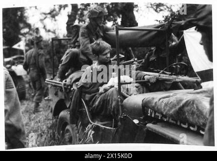 8. KORPS NORDWESTLICH VON CAEN - Scharfschützen verursachten unsere Truppen während des Angriffs auf Caen viel Ärger. Hier ist einer, der in Malon mit einem verwundeten Bein gefangen wurde. Er ist 18 Jahre alt und wird von der britischen RAMC Army, 21st Army Group, ins Krankenhaus gebracht Stockfoto