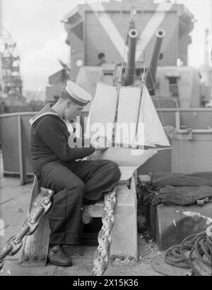 DESTROYER'S MODEL YACHT CLUB. 5. DEZEMBER 1943, MALTA. MÄNNER DER JAGDKLASSE ZERSTÖRER HMS LAUDERDALE HABEN IHREN EIGENEN MODELLYACHT CLUB. - Petty Officer C H Neville, aus Farnborough, Hants, mit seinem Schoner "Southern Cross" Stockfoto