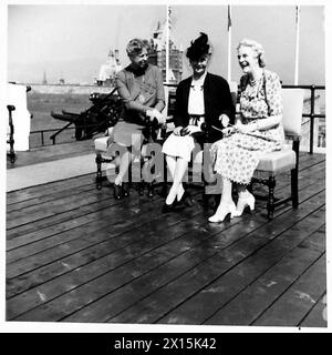 Präsident Roosevelt und Mr. Winston Churchill posieren mit Mrs. Roosevelt, Prinzessin Alice, Countess of Athlone und Mrs. Winston Churchill auf der Terrasse der Zitadelle in Quebec unter zeremonieller Beobachtung der britischen Armee. Stockfoto