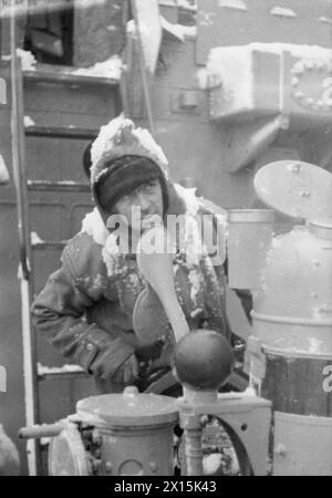 BRITISCHE MARINEAKTIVITÄTEN IM WINTER. 20. JANUAR 1942: ROSYTH, ZERSTÖRER IM HAFEN UNTER ARKTISCHEN BEDINGUNGEN. - Der Steuermann am Steuer Stockfoto