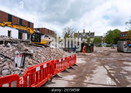 Abriss des Civic Centre mit Parkplatz und Bibliothek im Stadtzentrum von Crewe, Stadtgebäude im Hintergrund, Großbritannien Stockfoto