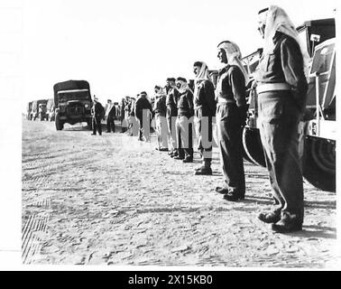 BRITISCHE EXPEDITIONSTRUPPE ZUR BEKÄMPFUNG VON HEUSCHRECKEN IM NAHEN OSTEN - Fahrer stehen bei ihren Lastwagen bereit, die Organisation der Vereinten Nationen [UNO] zu starten Stockfoto